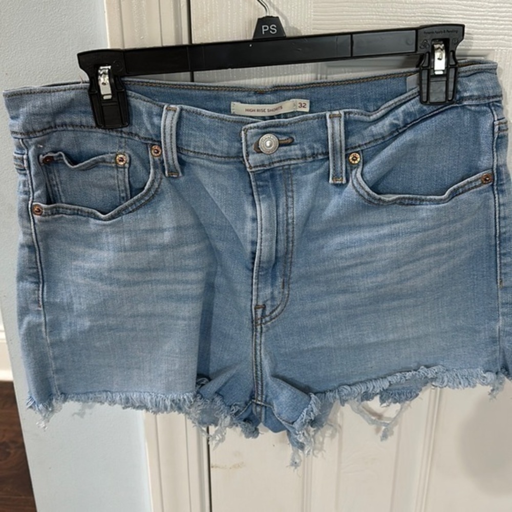 Levi’s High Rise Shorts Size 32 GUC